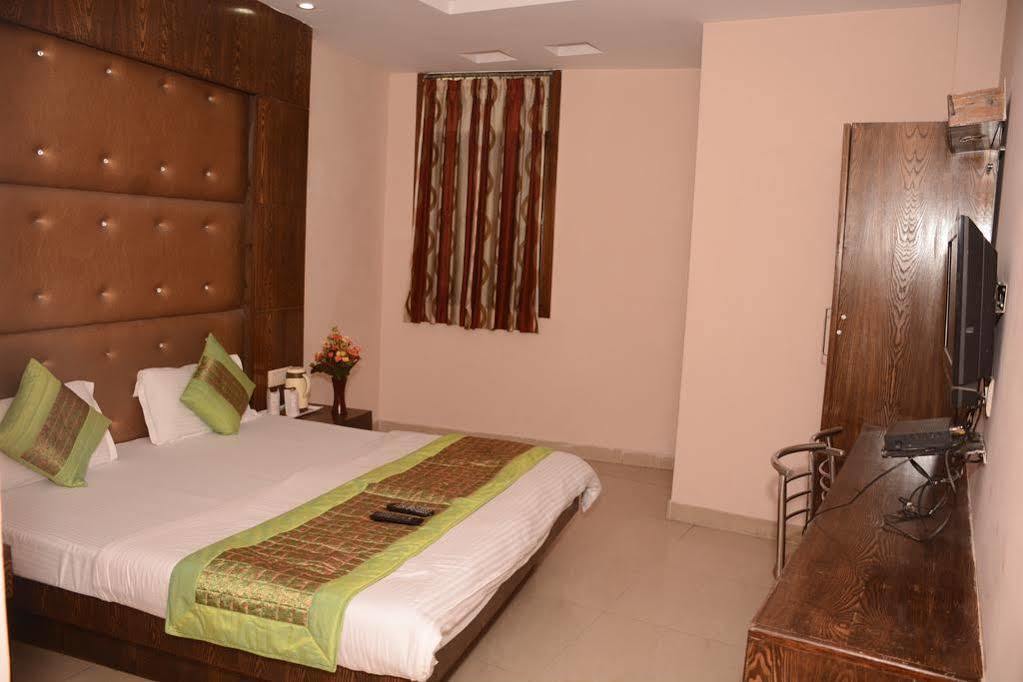 Oyo 6096 Hotel Maharani Palace New Delhi Extérieur photo